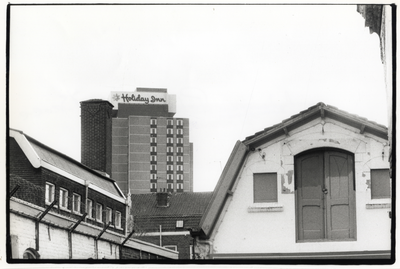 402419 Gezicht op het Holiday Inn Hotel (Jaarbeursplein 24) te Utrecht, met op de voorgrond enkele oude ...